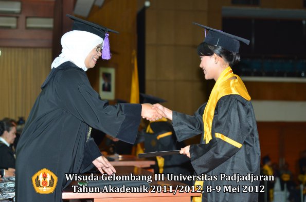 wisuda-unpad-gel-iii-2011_2012-fakultas-psikologi-oleh-dekan-022