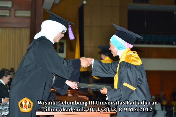 wisuda-unpad-gel-iii-2011_2012-fakultas-psikologi-oleh-dekan-023