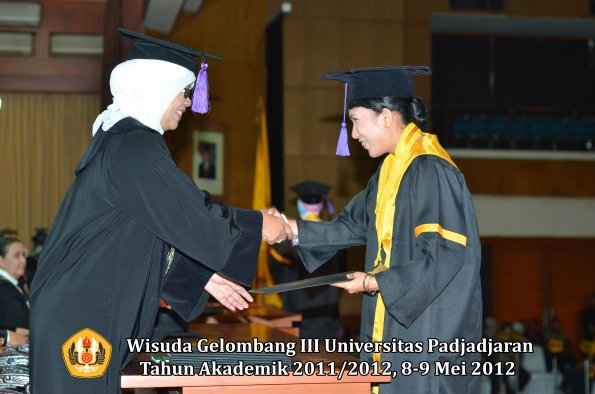 wisuda-unpad-gel-iii-2011_2012-fakultas-psikologi-oleh-dekan-024