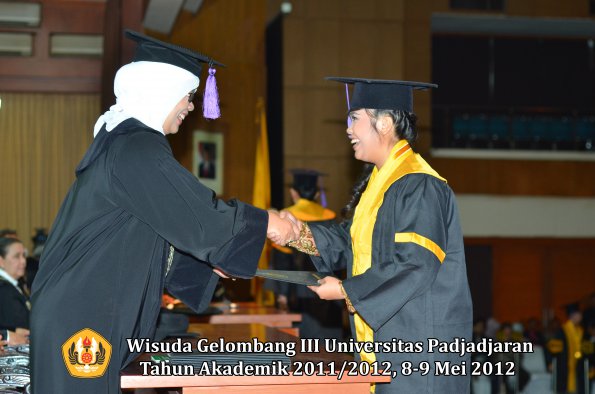 wisuda-unpad-gel-iii-2011_2012-fakultas-psikologi-oleh-dekan-025