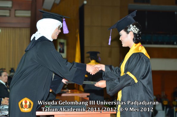 wisuda-unpad-gel-iii-2011_2012-fakultas-psikologi-oleh-dekan-026