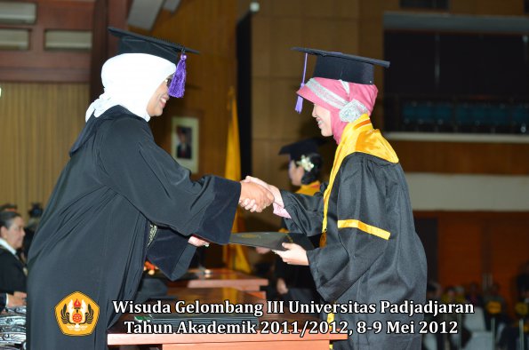 wisuda-unpad-gel-iii-2011_2012-fakultas-psikologi-oleh-dekan-027