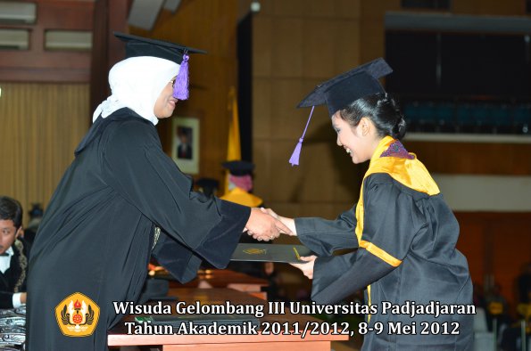 wisuda-unpad-gel-iii-2011_2012-fakultas-psikologi-oleh-dekan-028