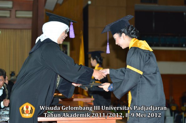 wisuda-unpad-gel-iii-2011_2012-fakultas-psikologi-oleh-dekan-029