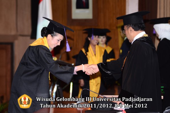 wisuda-unpad-gel-iii-2011_2012-fakultas-psikologi-oleh-rektor-024