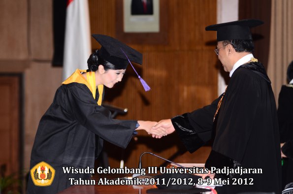 wisuda-unpad-gel-iii-2011_2012-fakultas-psikologi-oleh-rektor-029