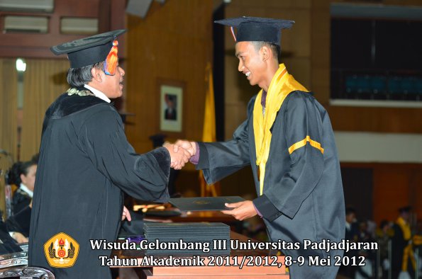 wisuda-unpad-gel-iii-2011_2012-fakultas-teknik-geologi-oleh-dekan-006