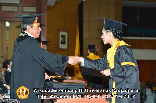 wisuda-unpad-gel-iii-2011_2012-fakultas-teknik-geologi-oleh-dekan-008