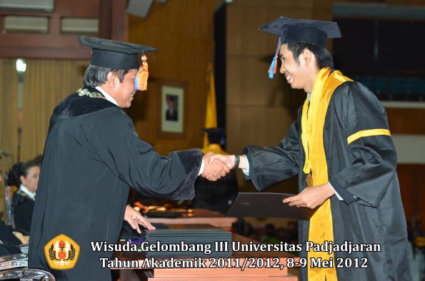 wisuda-unpad-gel-iii-2011_2012-fakultas-teknik-geologi-oleh-dekan-010