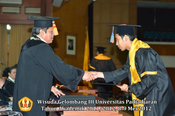 wisuda-unpad-gel-iii-2011_2012-fakultas-teknik-geologi-oleh-dekan-011