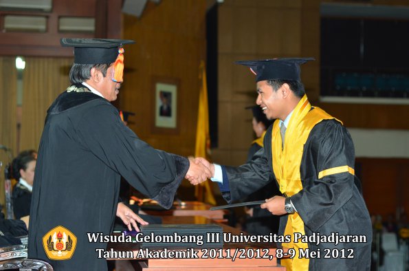 wisuda-unpad-gel-iii-2011_2012-fakultas-teknik-geologi-oleh-dekan-013