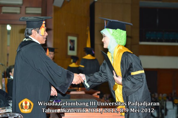 wisuda-unpad-gel-iii-2011_2012-fakultas-teknik-geologi-oleh-dekan-016