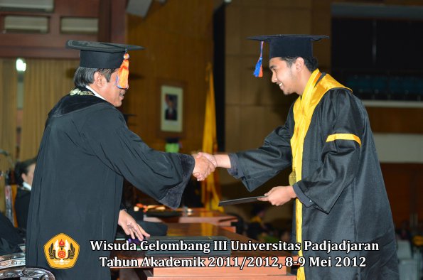 wisuda-unpad-gel-iii-2011_2012-fakultas-teknik-geologi-oleh-dekan-017