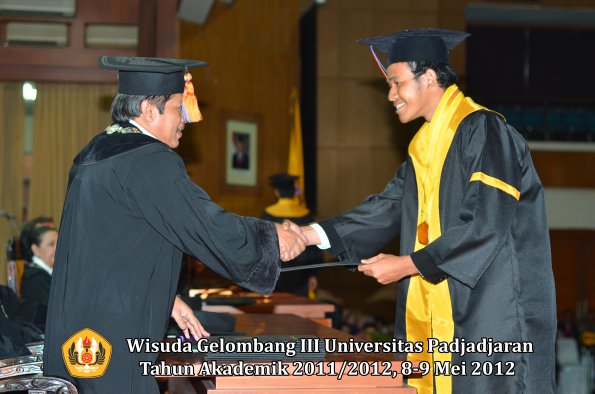 wisuda-unpad-gel-iii-2011_2012-fakultas-teknik-geologi-oleh-dekan-019