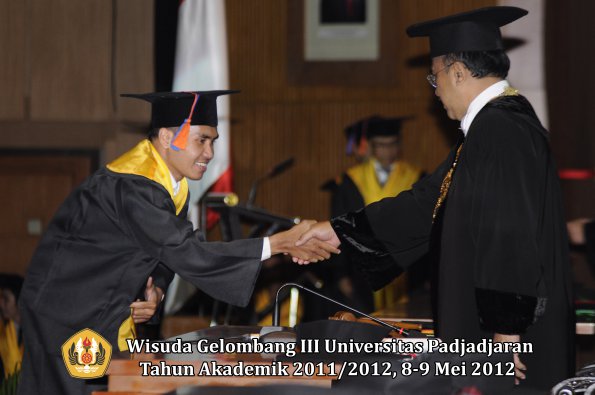 wisuda-unpad-gel-iii-2011_2012-fakultas-teknik-geologi-oleh-rektor-002