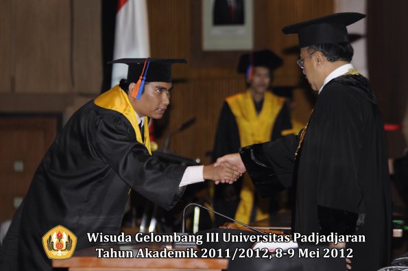 wisuda-unpad-gel-iii-2011_2012-fakultas-teknik-geologi-oleh-rektor-004