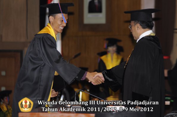wisuda-unpad-gel-iii-2011_2012-fakultas-teknik-geologi-oleh-rektor-006