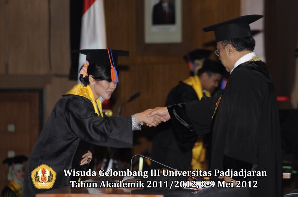 wisuda-unpad-gel-iii-2011_2012-fakultas-teknik-geologi-oleh-rektor-008