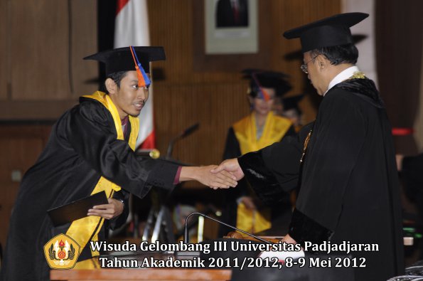 wisuda-unpad-gel-iii-2011_2012-fakultas-teknik-geologi-oleh-rektor-011