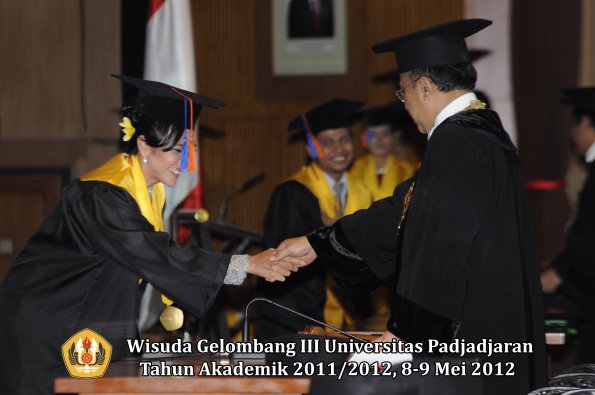 wisuda-unpad-gel-iii-2011_2012-fakultas-teknik-geologi-oleh-rektor-012