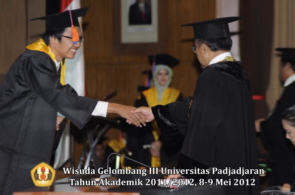 wisuda-unpad-gel-iii-2011_2012-fakultas-teknik-geologi-oleh-rektor-015