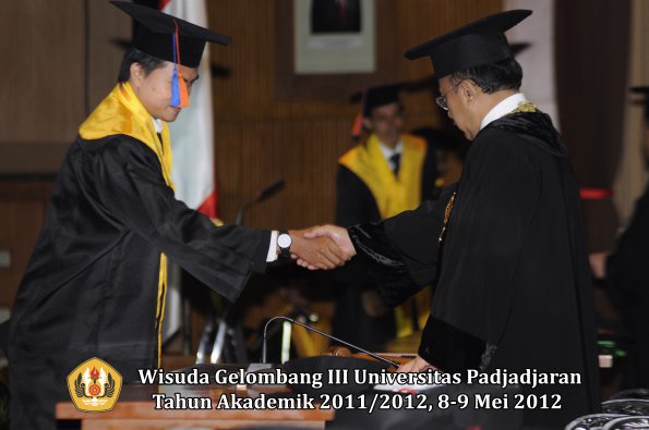 wisuda-unpad-gel-iii-2011_2012-fakultas-teknik-geologi-oleh-rektor-018