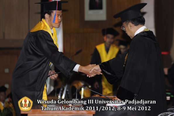 wisuda-unpad-gel-iii-2011_2012-fakultas-teknik-geologi-oleh-rektor-019