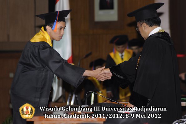 wisuda-unpad-gel-iii-2011_2012-fakultas-teknik-geologi-oleh-rektor-021