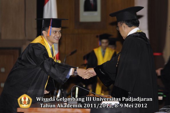 wisuda-unpad-gel-iii-2011_2012-fakultas-teknik-geologi-oleh-rektor-023