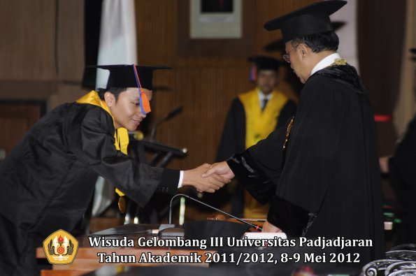 wisuda-unpad-gel-iii-2011_2012-fakultas-teknik-geologi-oleh-rektor-027