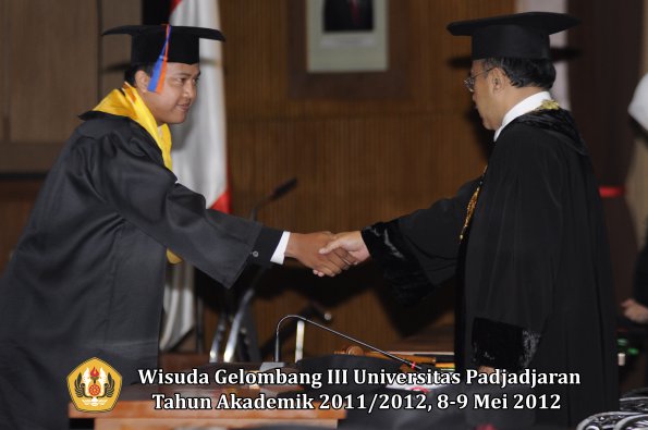 wisuda-unpad-gel-iii-2011_2012-fakultas-teknik-geologi-oleh-rektor-028