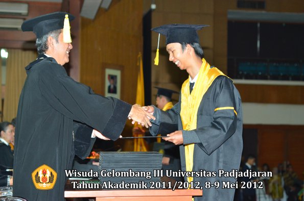 wisuda-unpad-gel-iii-2011_2012-fakultas-ekonomi-dan-bisnis-oleh-dekan_205