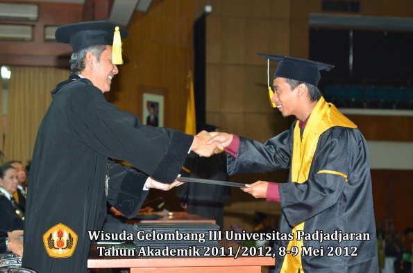 wisuda-unpad-gel-iii-2011_2012-fakultas-ekonomi-dan-bisnis-oleh-dekan_220