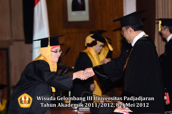 wisuda-unpad-gel-iii-2011_2012-fakultas-ekonomi-dan-bisnis-oleh-rektor_029