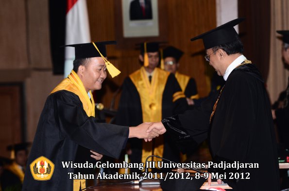 wisuda-unpad-gel-iii-2011_2012-fakultas-ekonomi-dan-bisnis-oleh-rektor_053