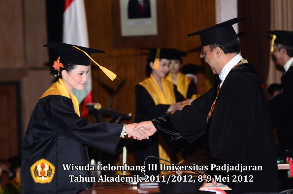 wisuda-unpad-gel-iii-2011_2012-fakultas-ekonomi-dan-bisnis-oleh-rektor_067