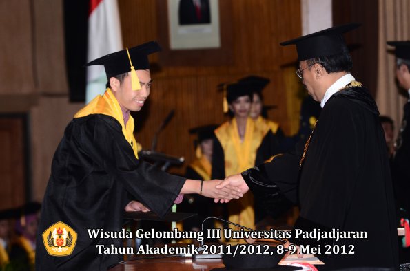 wisuda-unpad-gel-iii-2011_2012-fakultas-ekonomi-dan-bisnis-oleh-rektor_071