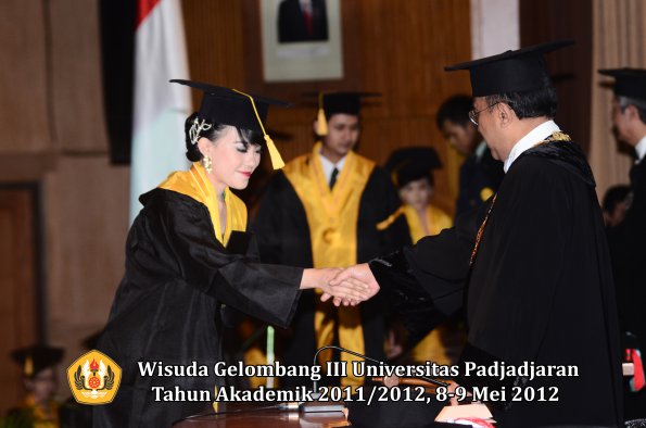 wisuda-unpad-gel-iii-2011_2012-fakultas-ekonomi-dan-bisnis-oleh-rektor_101