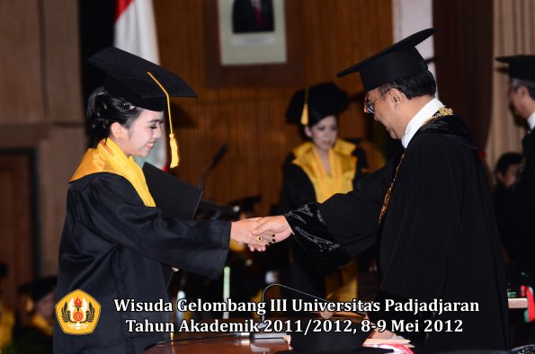 wisuda-unpad-gel-iii-2011_2012-fakultas-ekonomi-dan-bisnis-oleh-rektor_114