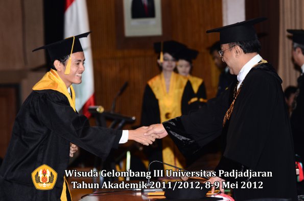 wisuda-unpad-gel-iii-2011_2012-fakultas-ekonomi-dan-bisnis-oleh-rektor_144