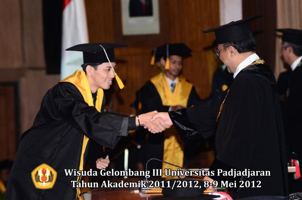 wisuda-unpad-gel-iii-2011_2012-fakultas-ekonomi-dan-bisnis-oleh-rektor_168