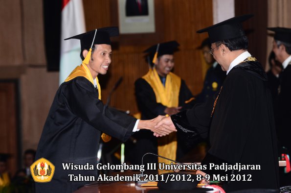 wisuda-unpad-gel-iii-2011_2012-fakultas-ekonomi-dan-bisnis-oleh-rektor_169