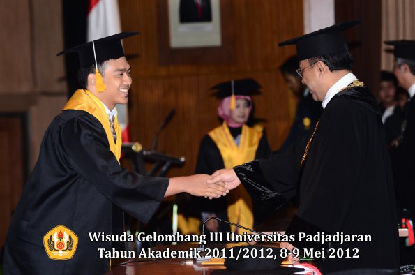 wisuda-unpad-gel-iii-2011_2012-fakultas-ekonomi-dan-bisnis-oleh-rektor_172