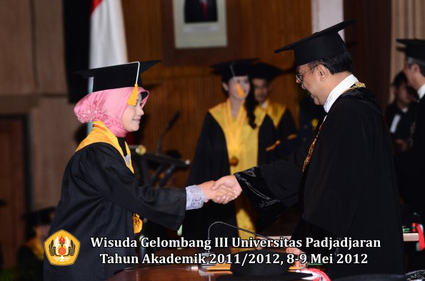 wisuda-unpad-gel-iii-2011_2012-fakultas-ekonomi-dan-bisnis-oleh-rektor_173