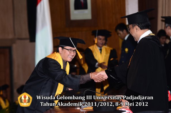 wisuda-unpad-gel-iii-2011_2012-fakultas-ekonomi-dan-bisnis-oleh-rektor_176