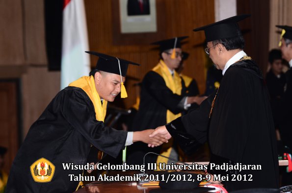 wisuda-unpad-gel-iii-2011_2012-fakultas-ekonomi-dan-bisnis-oleh-rektor_177