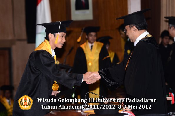 wisuda-unpad-gel-iii-2011_2012-fakultas-ekonomi-dan-bisnis-oleh-rektor_179