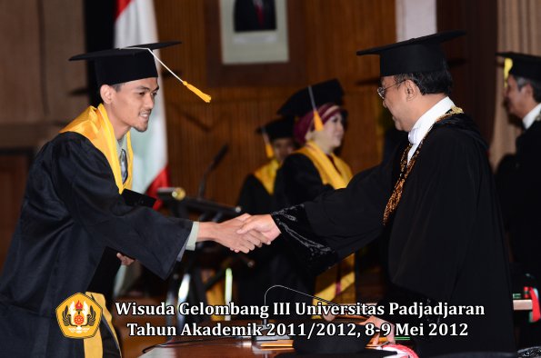 wisuda-unpad-gel-iii-2011_2012-fakultas-ekonomi-dan-bisnis-oleh-rektor_224