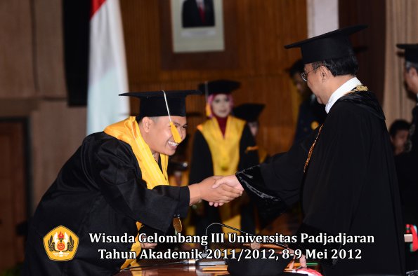 wisuda-unpad-gel-iii-2011_2012-fakultas-ekonomi-dan-bisnis-oleh-rektor_227