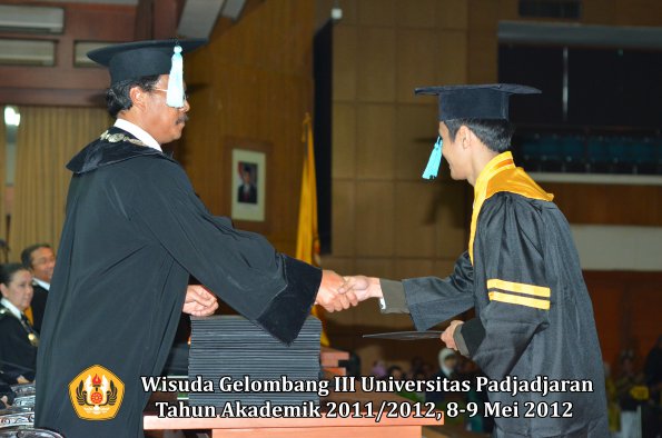 wisuda-unpad-gel-iii-2011_2012-fakultas-ilmu-budaya-oleh-dekan_001